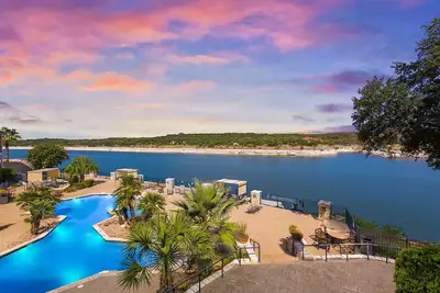 Image de Lac Travis, vue imprenable sur le front de mer, piscine, accès W / à la rampe de bateau. Animaux acceptés