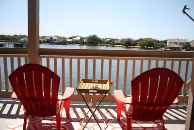 Image de Magnifique Condo Waterfront Gated au coeur de Horseshoe Bay, quais de bateau et wifi