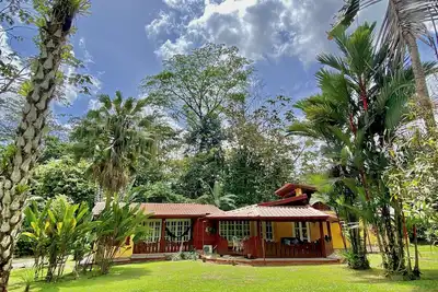Image de A \/ C, WiFi gratuit, piscine, barbecue. 1 km du centre de La Fortuna.