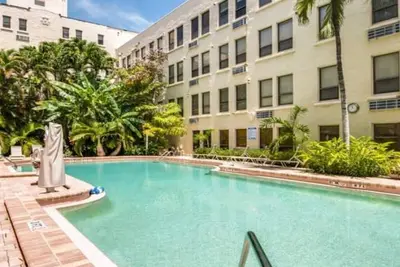 Image de Rénové Tropical Condo privé avec vue sur la piscine 2 pâtés de maisons de la plage