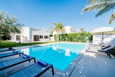 Image de Villa élégante proche de la mer, grande piscine privée, jardin, barbecue, wi-fi