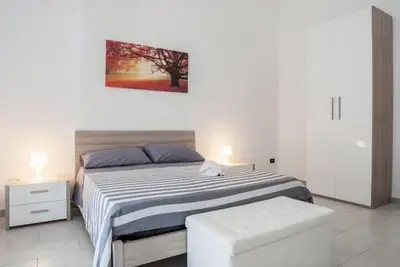 Image de Maison avec balcon parfait x 2! Au centre!