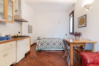Image de Studio très central et confortable entièrement rénové et meublé de façon fonctionnelle