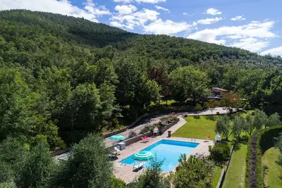 Image de Villa de deux étages avec grande piscine privée et beau jardin paysager