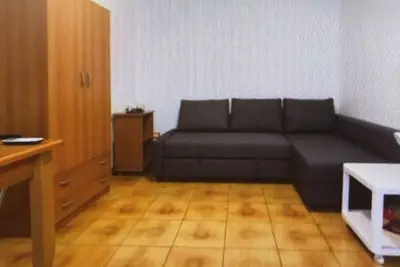 Image de Studio soigné et accueillant, situé au rez-de-chaussée d'un immeuble moderne avec ascenseur. <br>
