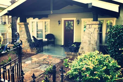 Image de Beau Bungalow, Walk To Downtown et Main Street!