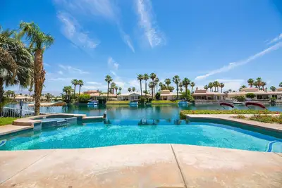 Image de Exécutif Lakefront La Quinta Gem avec piscine à débordement, bateaux et casita