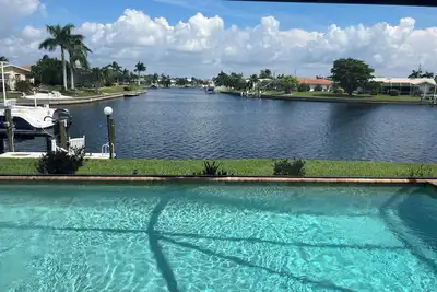 Image de Magnifique Vue Intersectante Avec Une Piscine D'Eau SALÉE