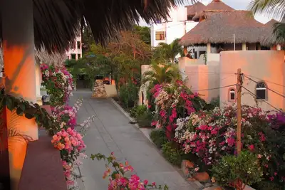 Image de Casita de bon goût dans une rue calme près des plages avec vue!