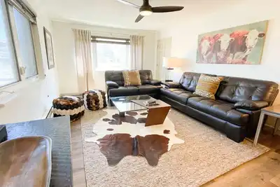 Image de Corporate Level Premium Condo moderne de 2 chambres avec vieille ville Vue sur rue principale