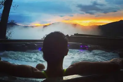 Image de 3 suites avec intimité et vue imprenable sur la montagne et bain à remous