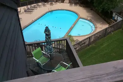 Image de 169 $ Spécial d'hiver! Vue sur la piscine, bain à remous et courts de tennis! ♥