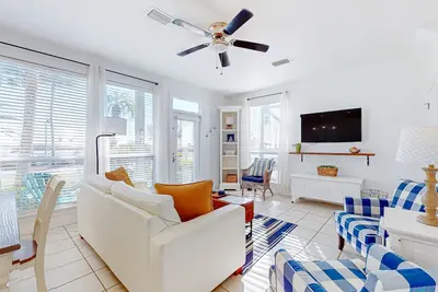Image de Magnifique condo au bord du lac avec vue sur la plage et piscine partagée!