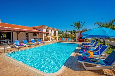 Image de Androniki Immense villa de luxe avec vue sur la mer et la montagne, piscine, barbecue, WiFi, A \/ C