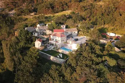 Image de Maison en pierre avec piscine