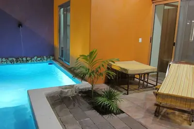 Image de Nouvelle maison de 3 chambres avec piscine privée. Coeur du centre-ville. Étapes de la plage du Nord!