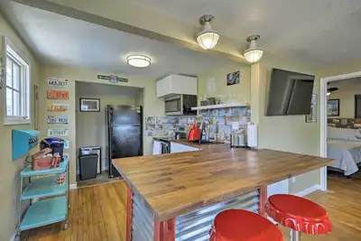 Image de Nouveau! Winslow Apt. w \/ Jacuzzi, Deck, & Grill Access!