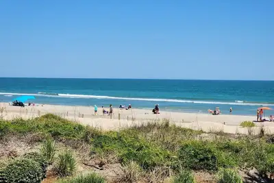 Image de Condo Oceanview confortable, le chantier naval B13 offre une vue imprenable sur la plage et l'océan