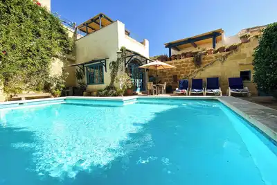 Image de Charmant corps de ferme traditionnel de 300 ans avec piscine privée