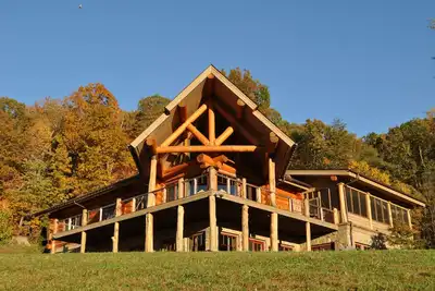 Image de Old Rag View Horse Farm avec Log Lodge et Treehouse