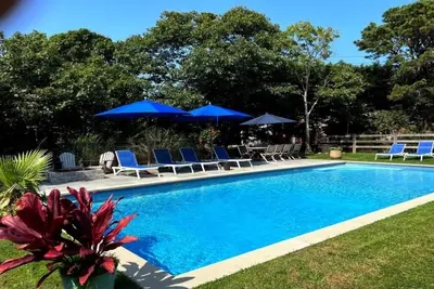 Image de Luxueux Katama Home W / Piscine d'eau salée, Fire Fire, 4 Bd, 4. 5 Ba, Walk to Beach