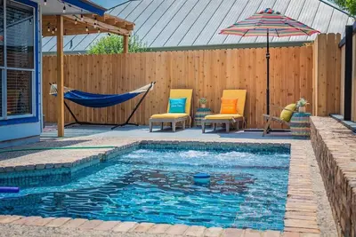 Image de Belle maison en vert, quartier calme avec piscine et bain Ă remous