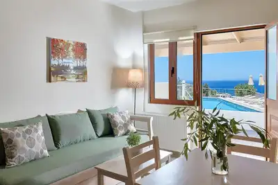 Cozy pool front apartment with sea view (Elia)