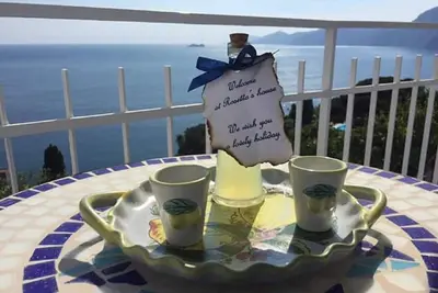 Image de Une terrasse sur le paradis de la mer de la côte amalfitaine