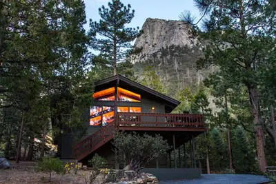 Image de Cabine moderne et haut de gamme avec des vues spectaculaires dans la vallée de Fern - Lazy Arrow Lodge