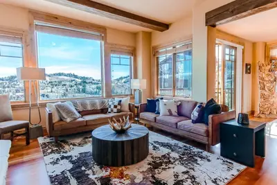 Image de Ski-in / Ski-out Luxueux Condo situé dans le paisible Empire Pass-Silver Strike 4 Bed-Click to Save