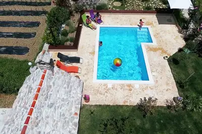 Image de Villa avec jardin bio et intimité avec piscine à proximité de la mer et du canyon de la rivière