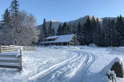 Image de Skiez à Sun Peaks et séjournez dans notre Family Lodge & 8 Cabins on 80 Acres