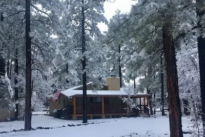 Image de Belle cabine entourée de grands pins à Pinetop Az. 3Br / 2Ba peut accueillir jusqu'à 10