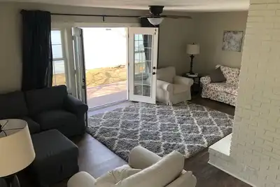 Image de Propriété au bord du lac pour 8 personnes avec ponton disponible à la location