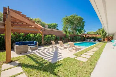 Image de Villa de luxe de 2 chambres avec piscine au coeur du centre-ville de Delray près de l'océan (1)