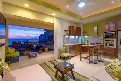 Image de V177 Ocean View Condo Luxury Living in The Heart of Romantic Zone!