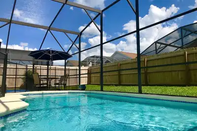 Image de 3 chambres à coucher fauteuil roulant à la maison 3 miles de Disney par A Plus