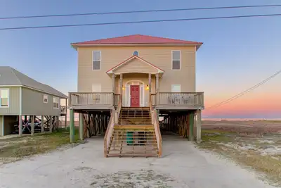 Entouré par Beaches-Bay ou Gulf Side. 5 chambres, 3 bains, beaucoup d'espace de pont!