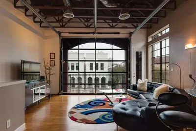 Montrose Ny Style Brick Home avec un ascenseur et une cuisine de chef