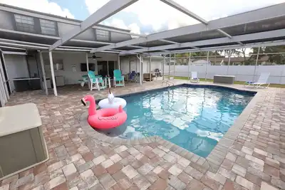 Image de Vivre grand! 5br / 3ba, piscine chauffée, spa, grill, stationnement Vr, accès rampe bateau