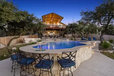 Image de Secteur riverain du lac Travis; Embarcadère, eau profonde, téléviseur 75 pouces, table de billard, barbecue
