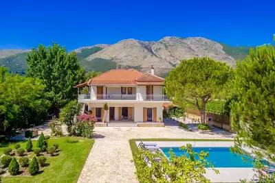 Image de Spacieuse villa avec 5 chambres et piscine privée située près d'Alykes