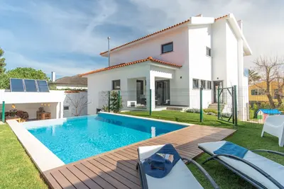 Image de Appartement lumineux et spacieux avec son propre jardin et piscine