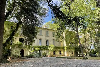 Image de Rare: une oasis de fraîcheur aux portes de Carcassonne, piscine et parc ombragé.