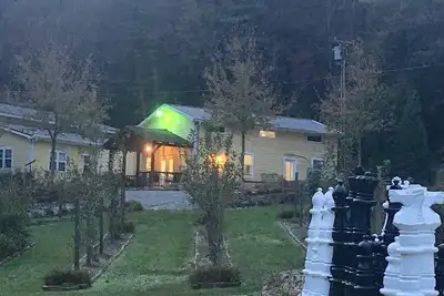 Image de \"Pura Vida\" à 5 minutes du centre-ville de Brevard