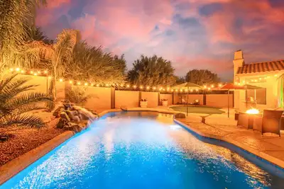 Image de Nouvelle maison! Rare Villa Luxe Oasis Au Bord Du Lac. Niveau unique avec piscine chauffée et spa.