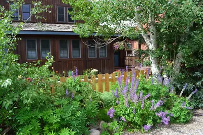 Image de Belle maison 3 Br au coeur de la ville. Pet friendly! Marcher jusqu'Ă la navette gratuite