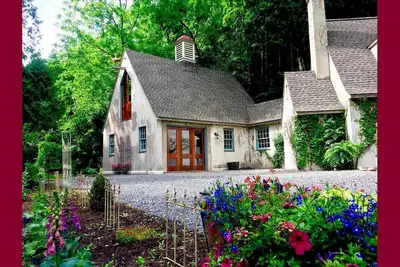 Image de Glen Hollow: vie de luxe avec cascade privée