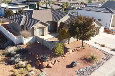 Image de Cour privée clôturée et maison de luxe près de Zions Nat'l Park et Sand Hollow Reserv
