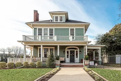 Image de Comme on le voit sur Magnolia \"Fixer Upper\" de Hgtv, Downtown, Baylor, McLane Stadium, etc.